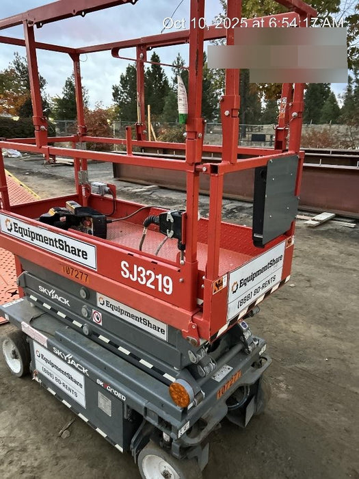 2020 Skyjack SJIII-3219 Solid NM Tires, Half height spring hinged entry gate, Dual Beacons, 800W Inverter