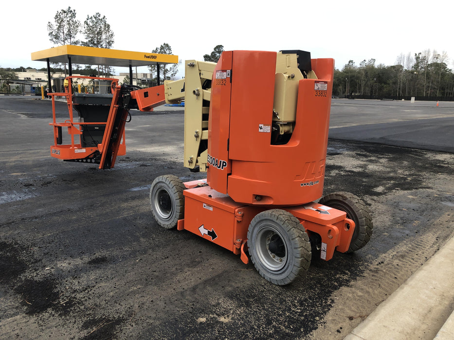 2019 JLG E300AJP