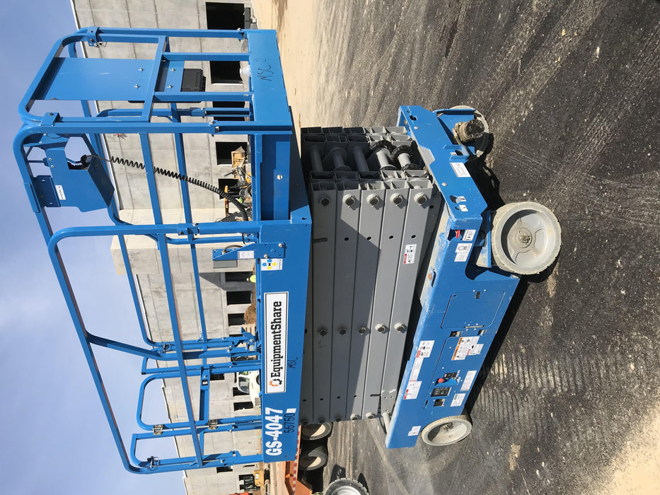 2019 Genie GS-4047 Folding rails with half height swing gate