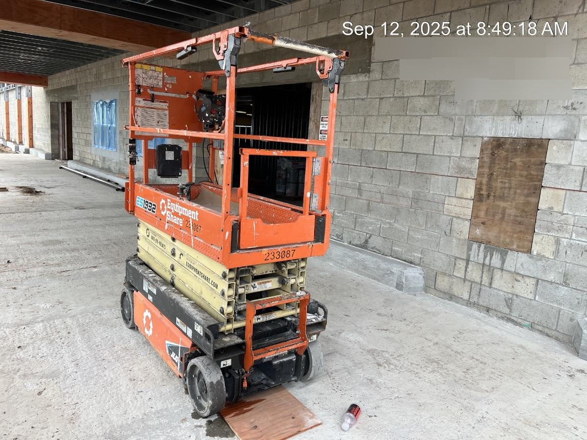 2022 JLG ES1932