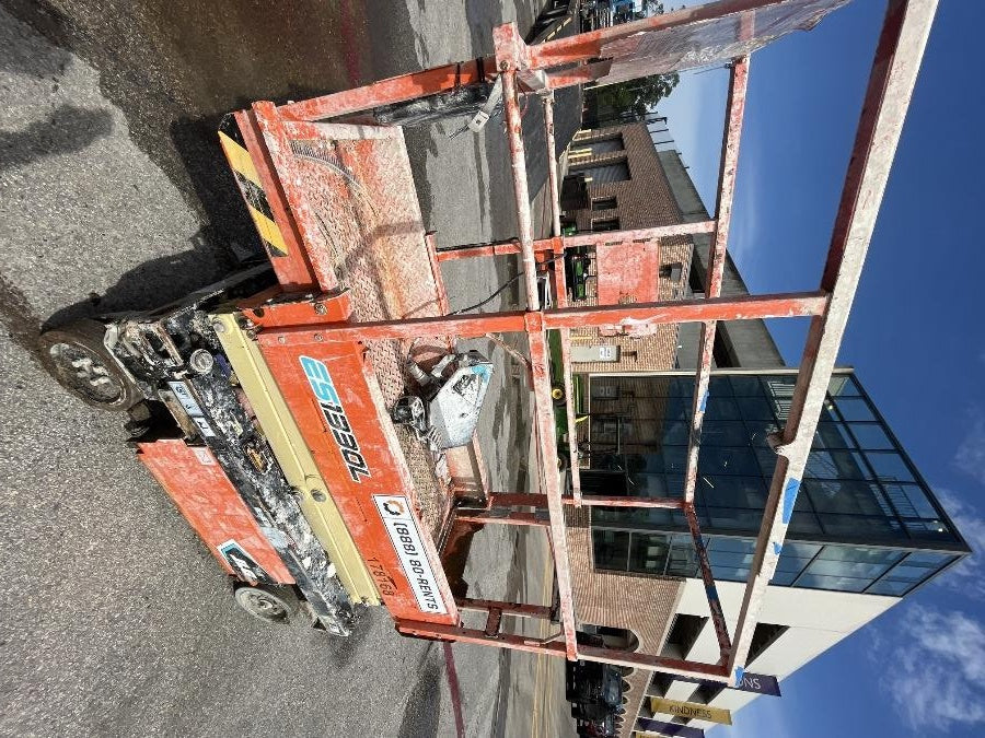 2021 JLG ES1330L