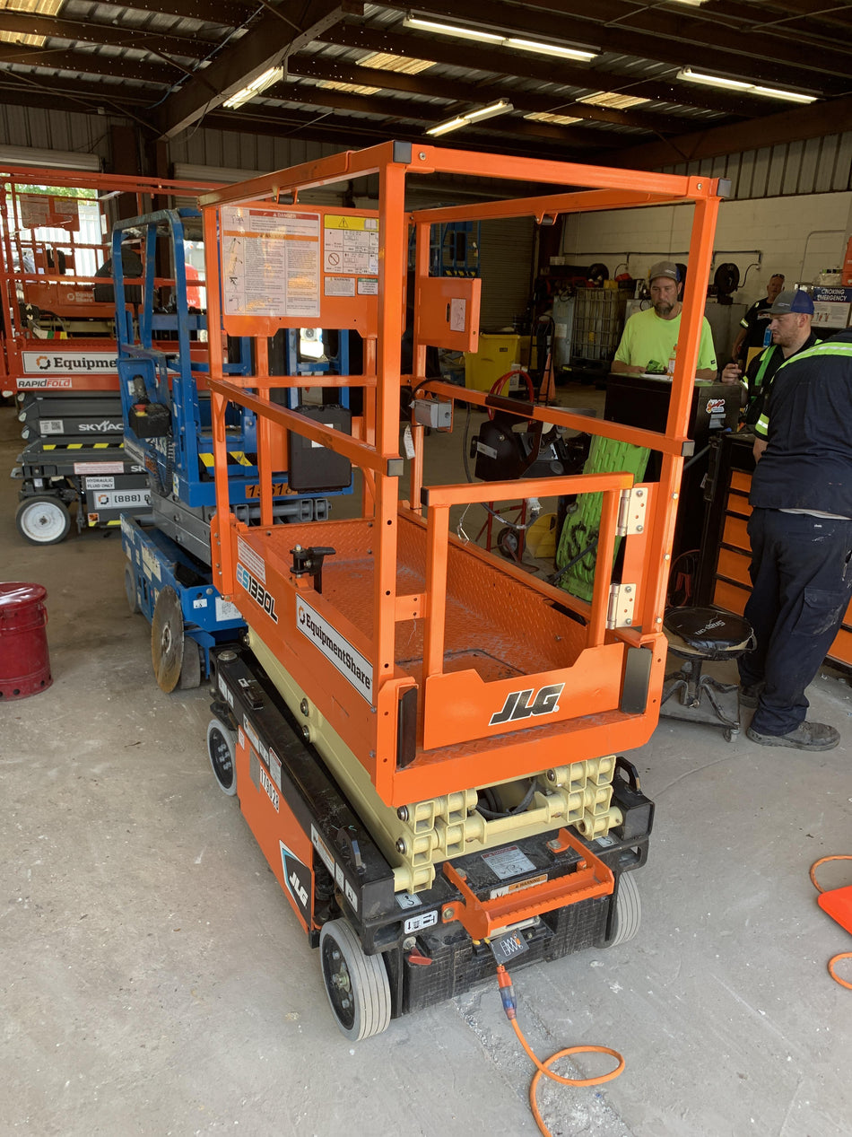 2021 JLG ES1330L
