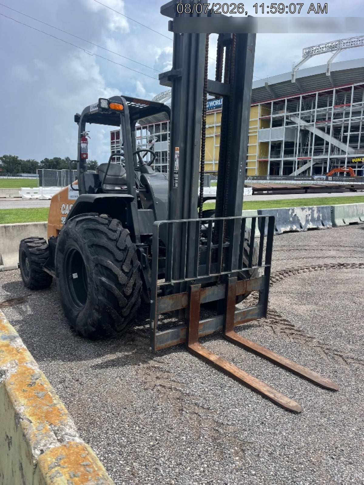 2023 CASE 588H