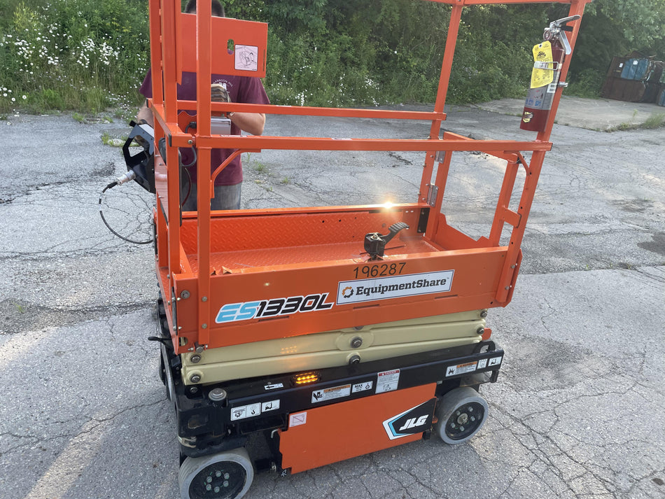 2021 JLG ES1330L