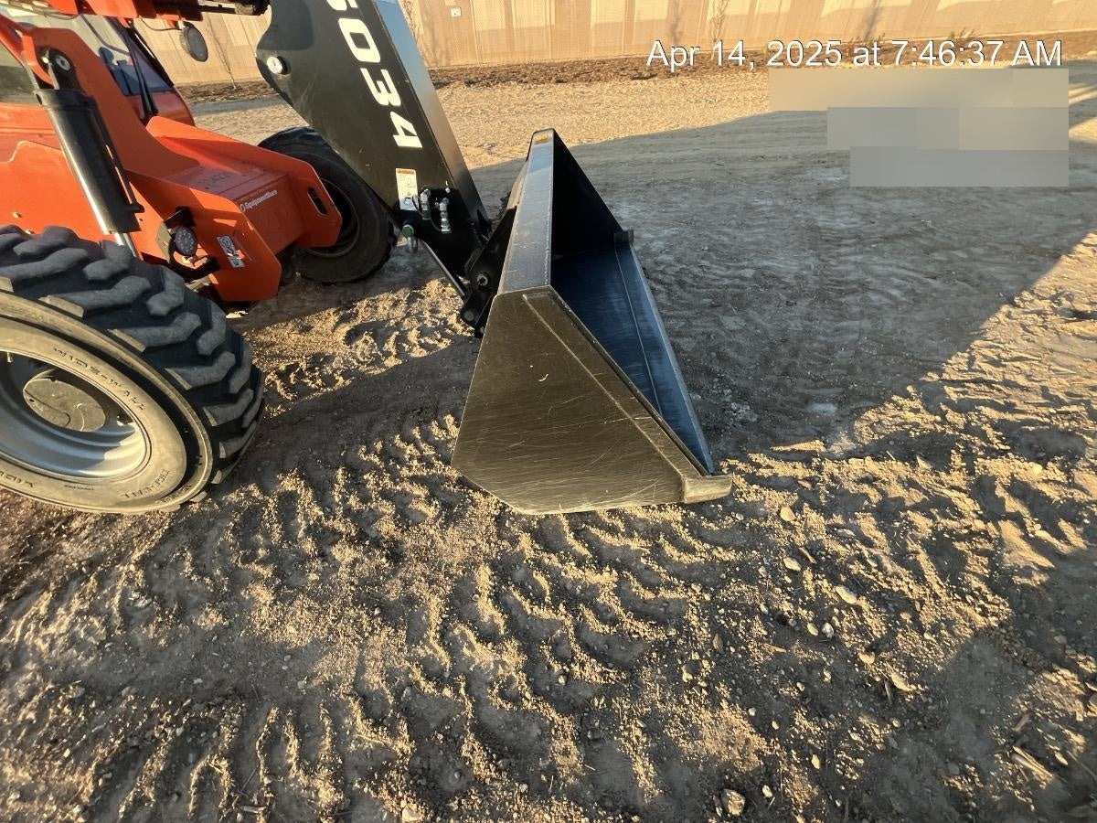 2024 JLG 1001100823