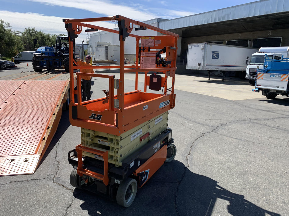 2022 JLG ES1932