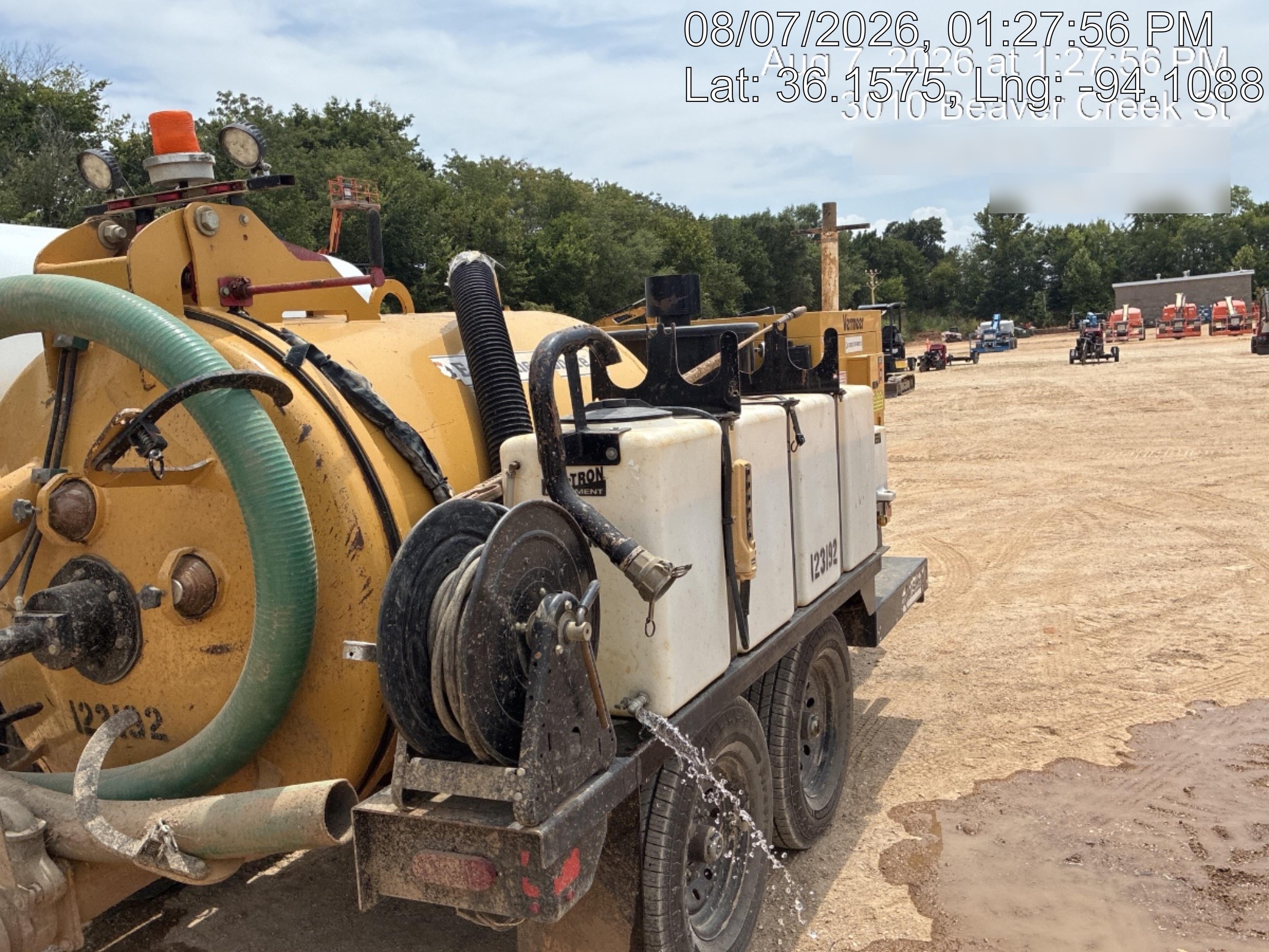 2021 Vac-Tron LP573XDT 500 Gallon Debris Tank w/ Hydraulic Tilt, two (2) 100 Gallon Water Tanks, Low Profile Torsion Axles (12,000 GVWR)