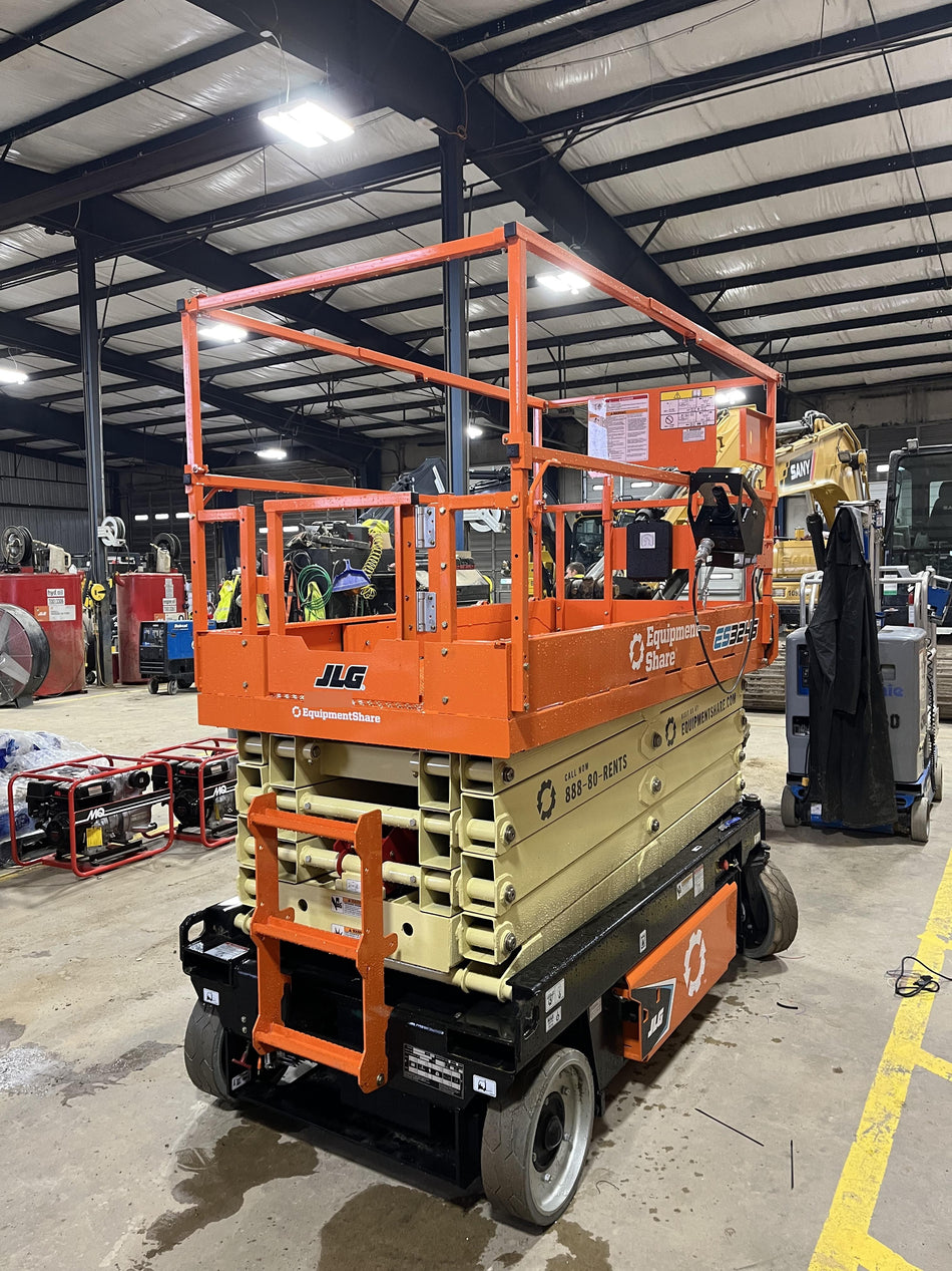 2023 JLG ES3246