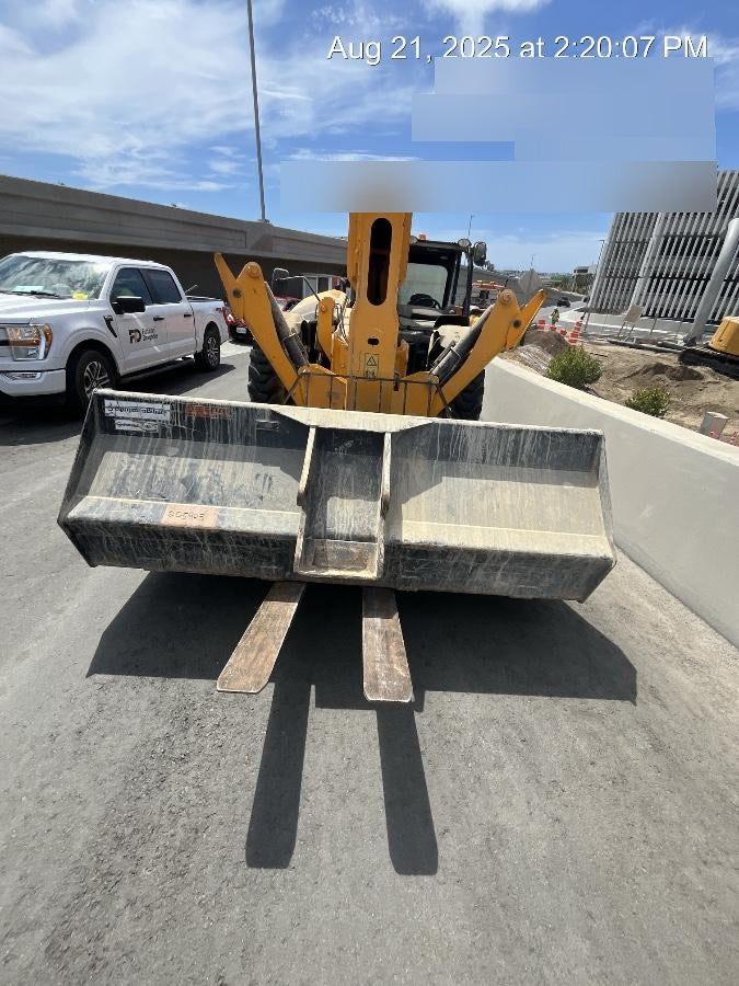 2022 JLG 1001100823
