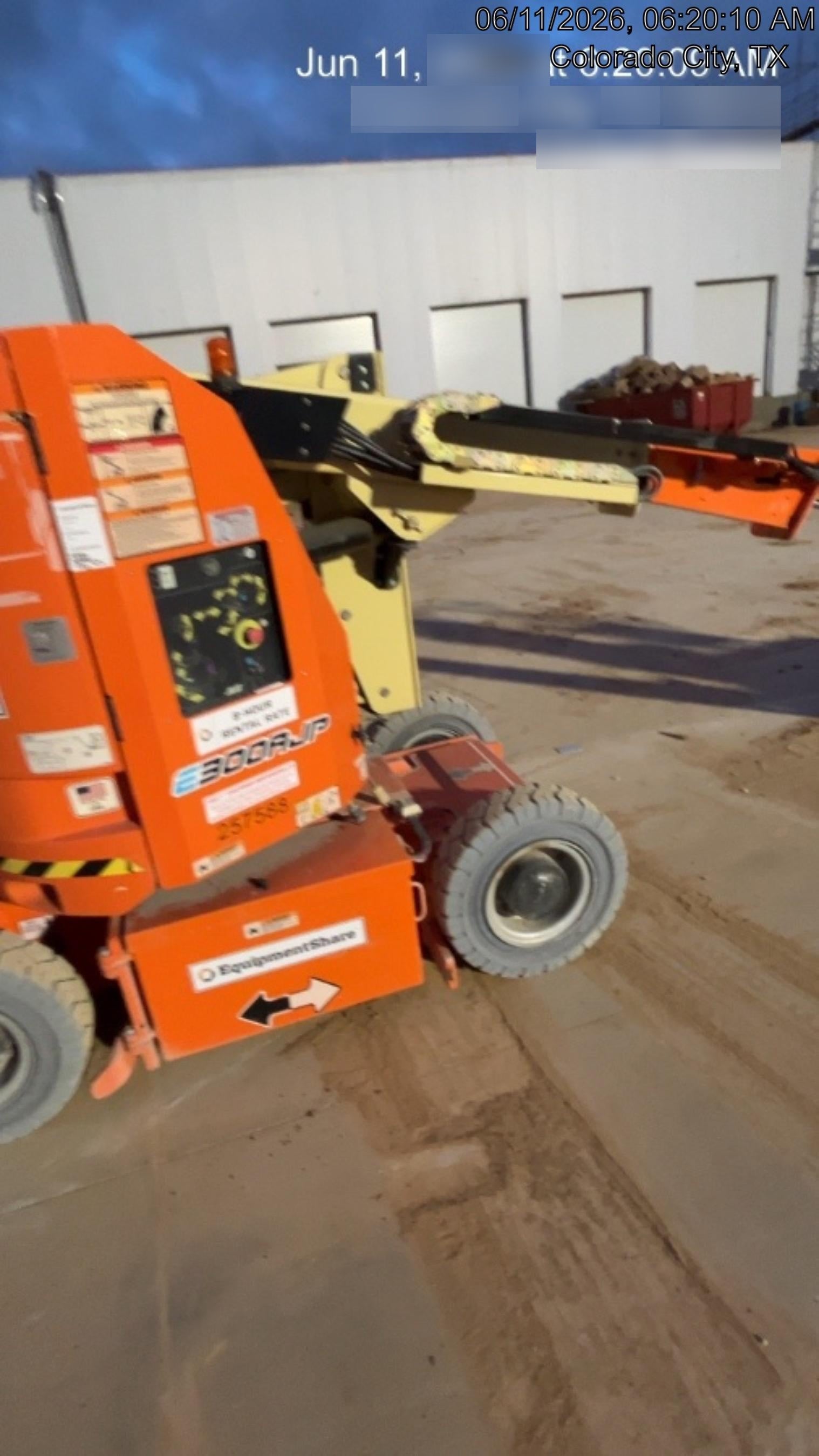 2022 JLG E300AJP