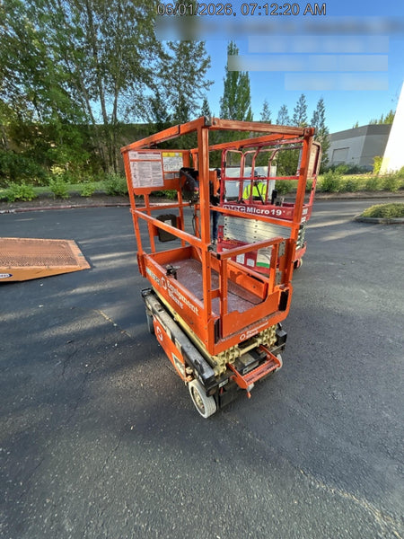 2022 JLG ES1330L