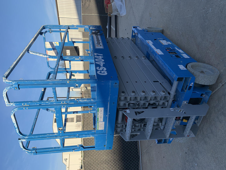 2019 Genie GS-4047 Folding rails with half height swing gate