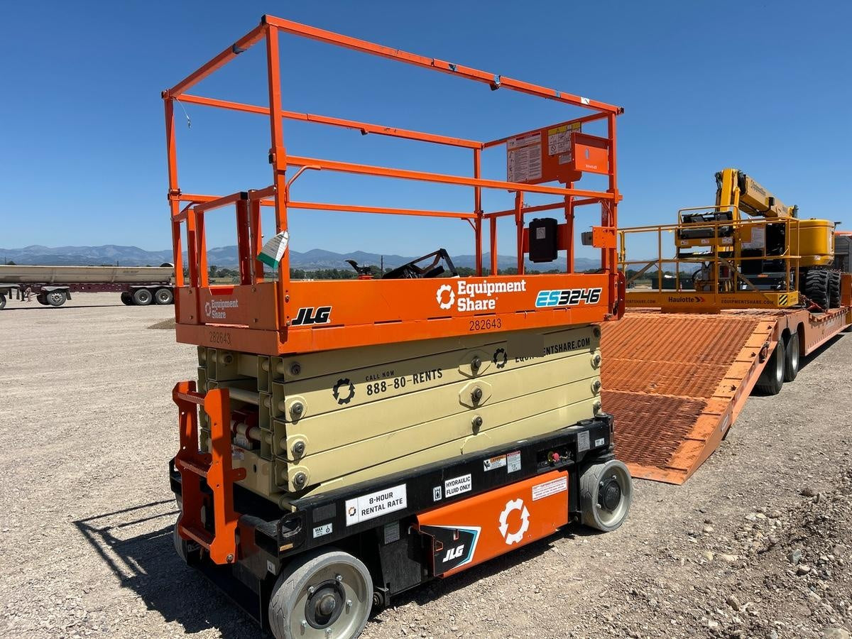 2022 JLG ES3246