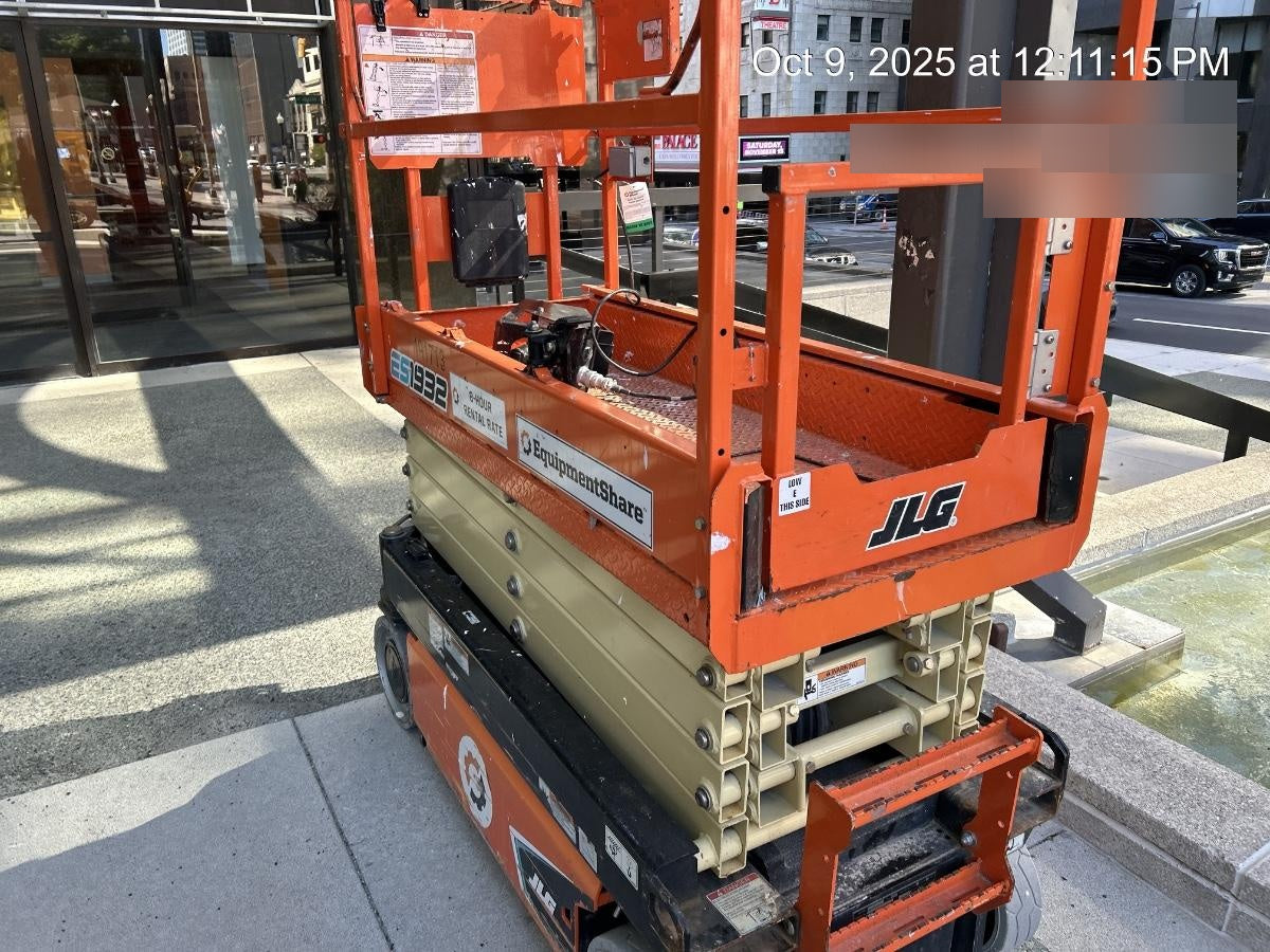 2021 JLG ES1932
