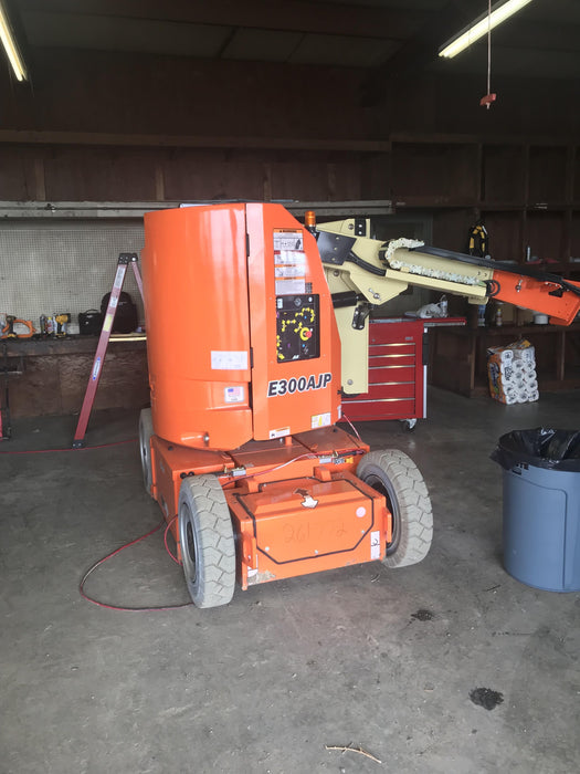 2019 JLG E300AJP