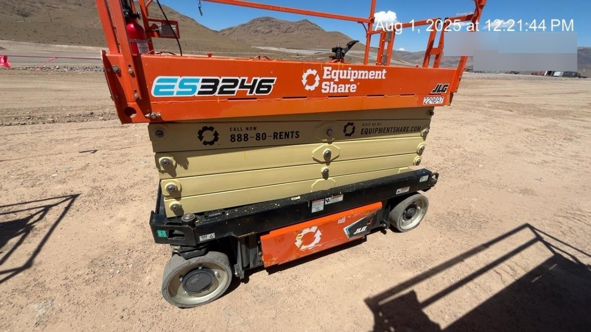2022 JLG ES3246
