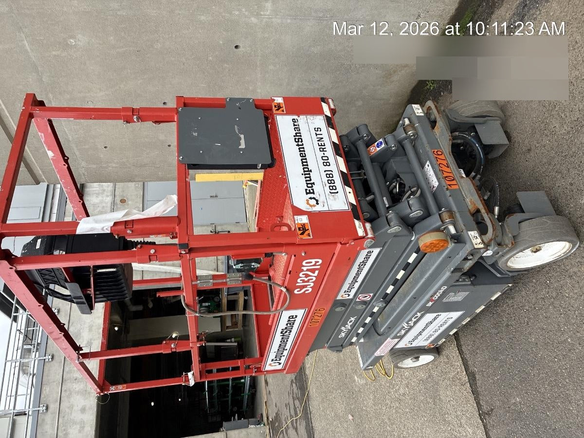 2020 Skyjack SJIII-3219 Solid NM Tires, Half height spring hinged entry gate, Dual Beacons, 800W Inverter