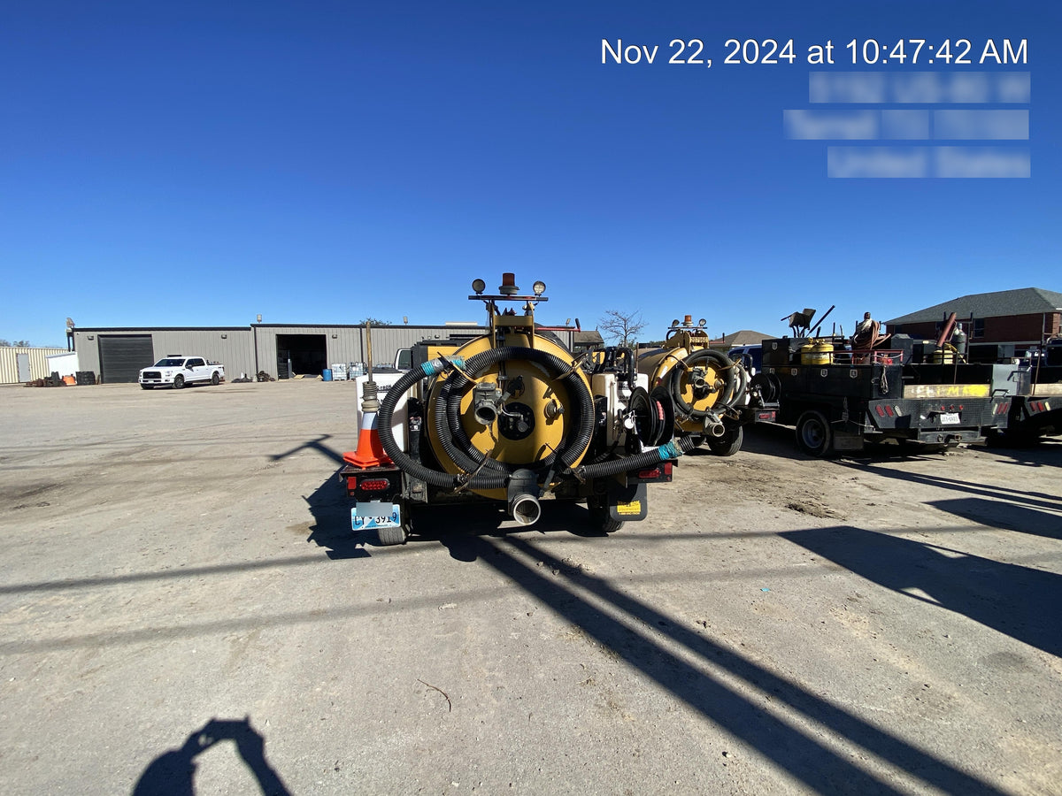 2021 Vac-Tron LP573XDT 500 Gallon Debris Tank w/ Hydraulic Tilt, two (2) 100 Gallon Water Tanks, Low Profile Torsion Axles (12,000 GVWR)