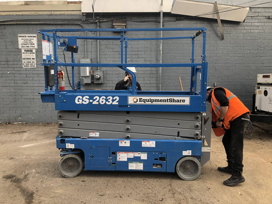 2019 Genie GS-2632 Folding rails with half height swing gate
