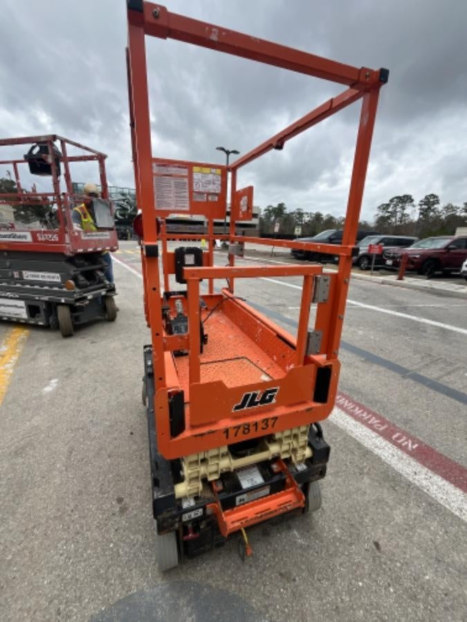 2021 JLG ES1330L