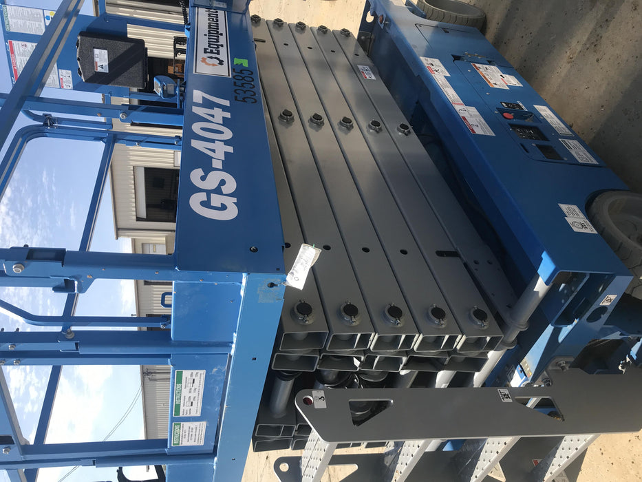 2019 Genie GS-4047 Folding rails with half height swing gate