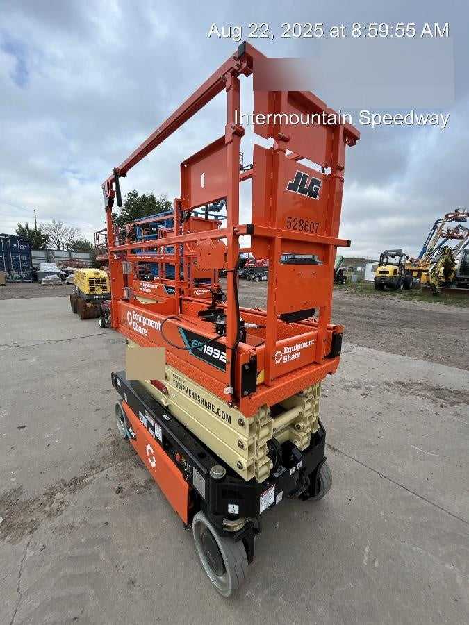 2025 JLG ES1932