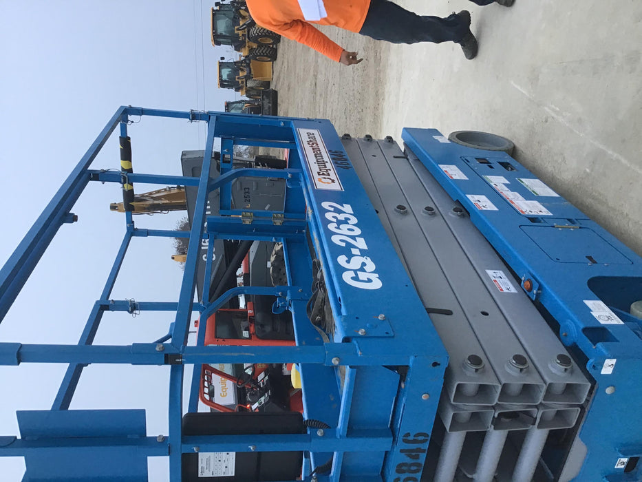 2019 Genie GS-2632 Folding rails with half height swing gate