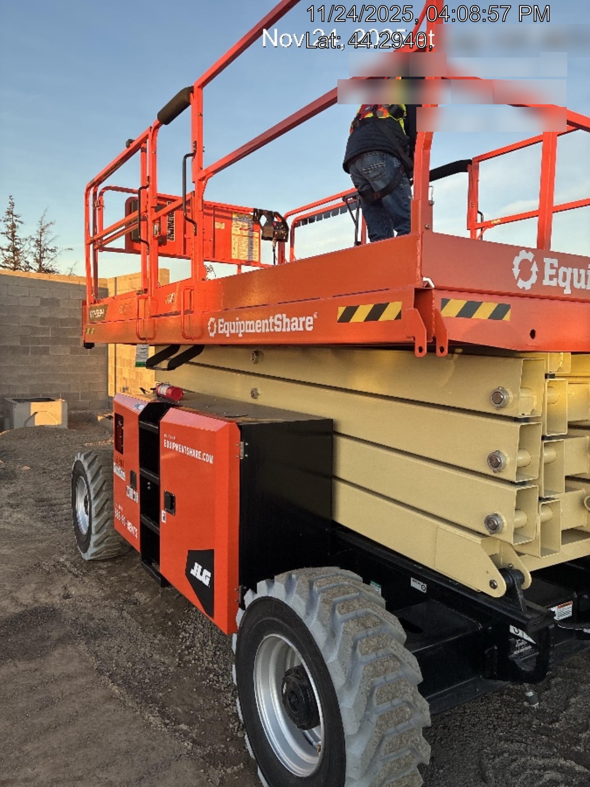 2025 JLG RT4394