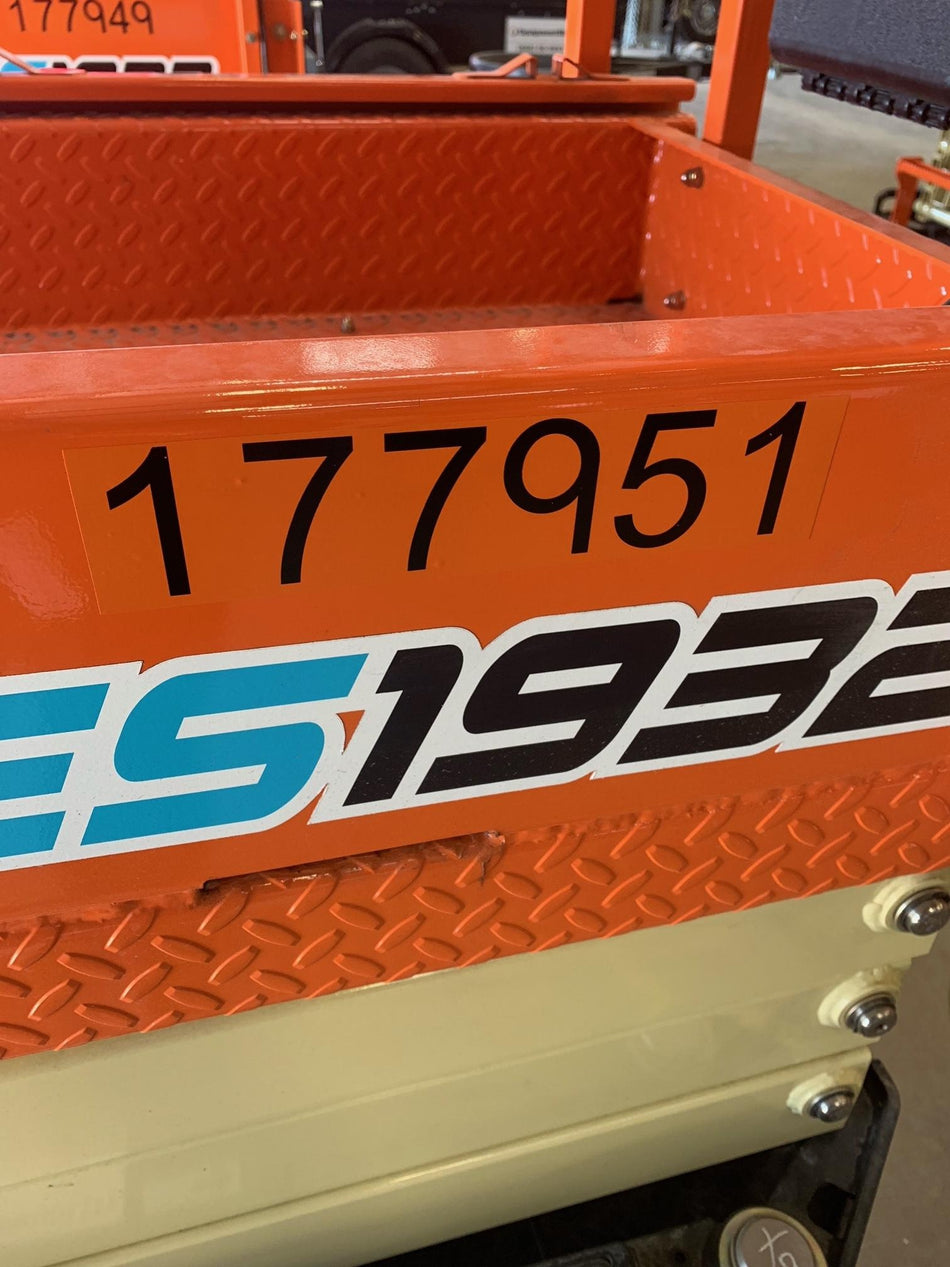 2021 JLG ES1932