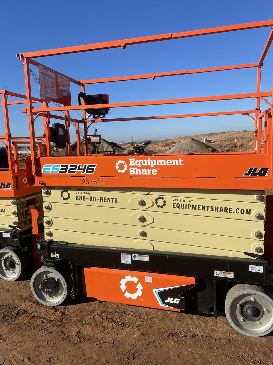 2022 JLG ES3246
