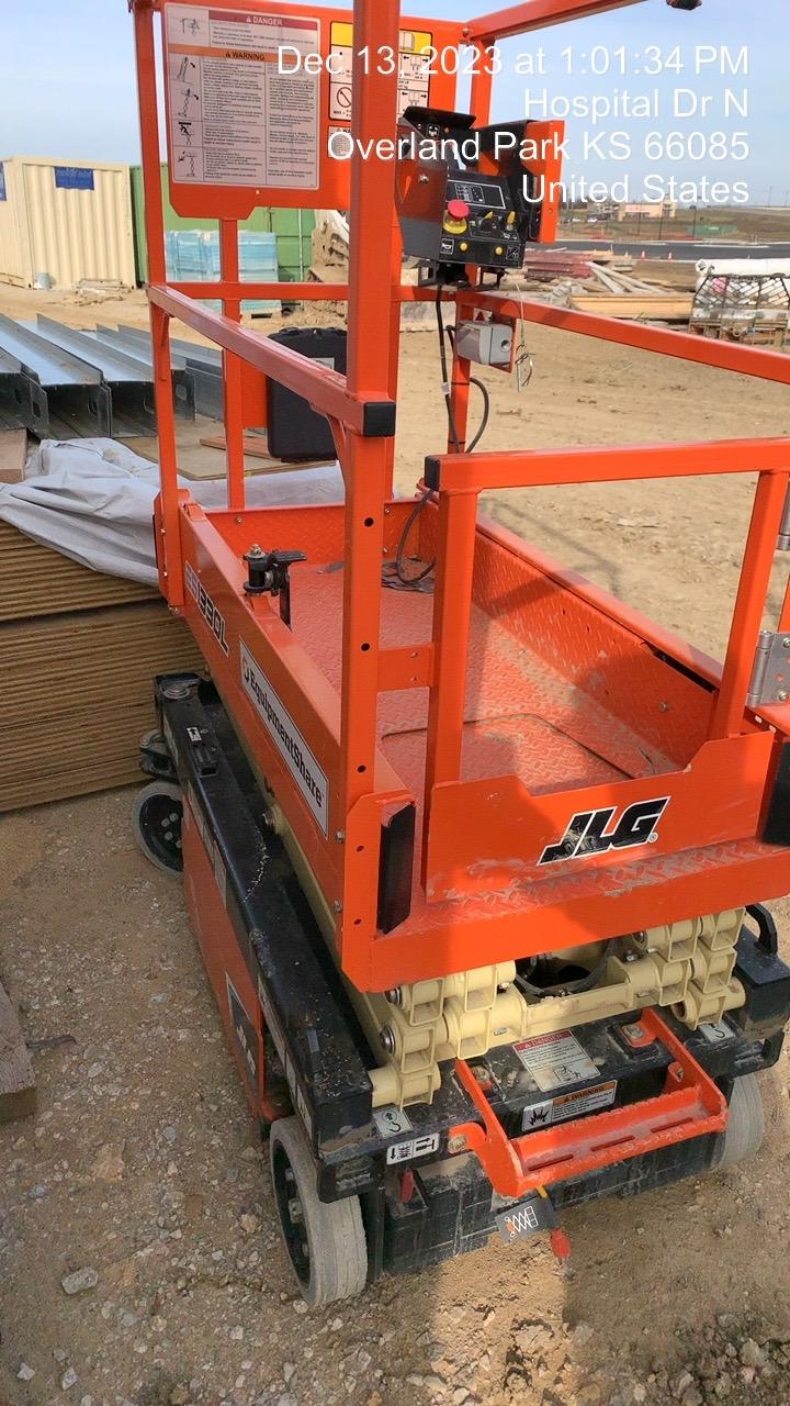 2022 JLG ES1330L