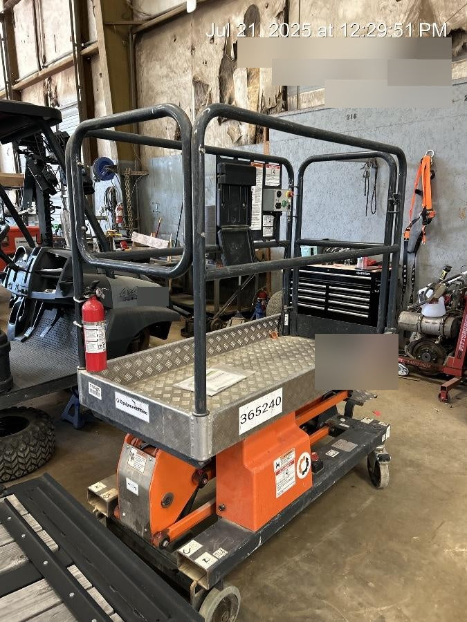 2023 JLG 1030P