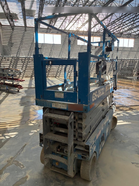 2019 Genie GS-2632 Folding rails with half height swing gate