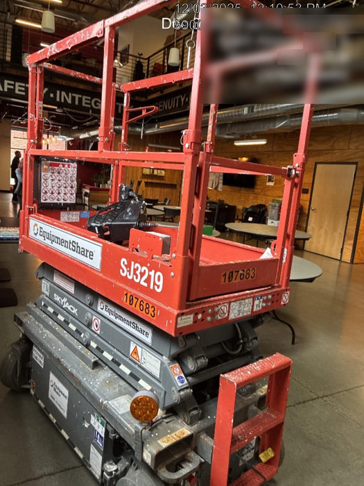 2020 Skyjack SJIII-3219 Solid NM Tires, Half height spring hinged entry gate, Dual Beacons, 800W Inverter