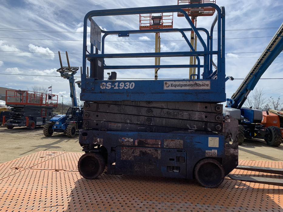 2019 Genie GS-1930 Fixed rails with chain Entry