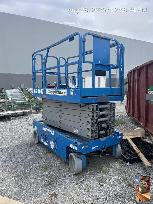 2019 Genie GS-4047 Folding rails with half height swing gate