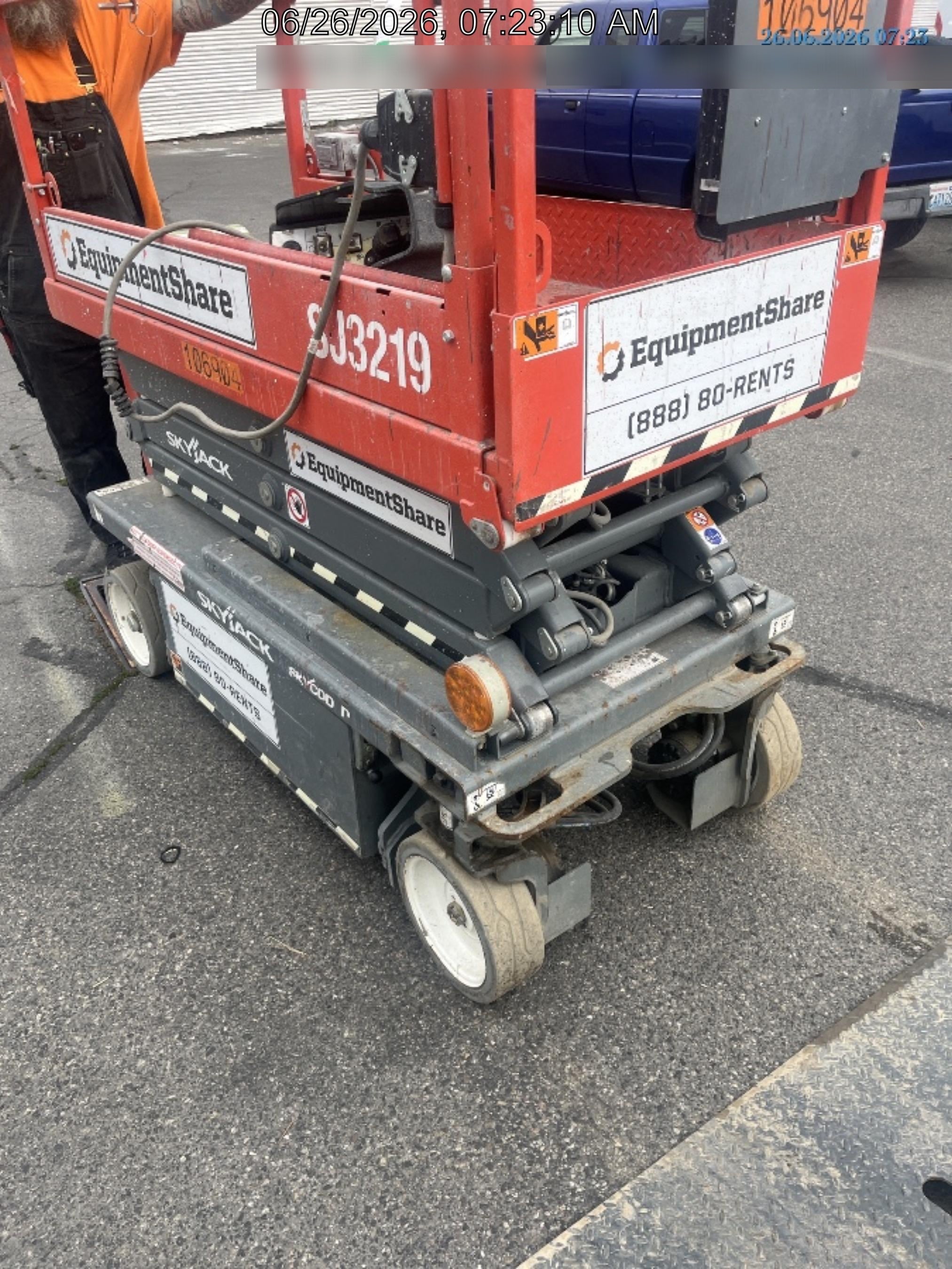 2020 Skyjack SJIII-3219 Solid NM Tires, Half height spring hinged entry gate, Dual Beacons, 800W Inverter