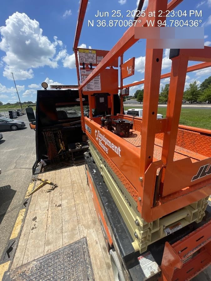 2023 JLG ES1932