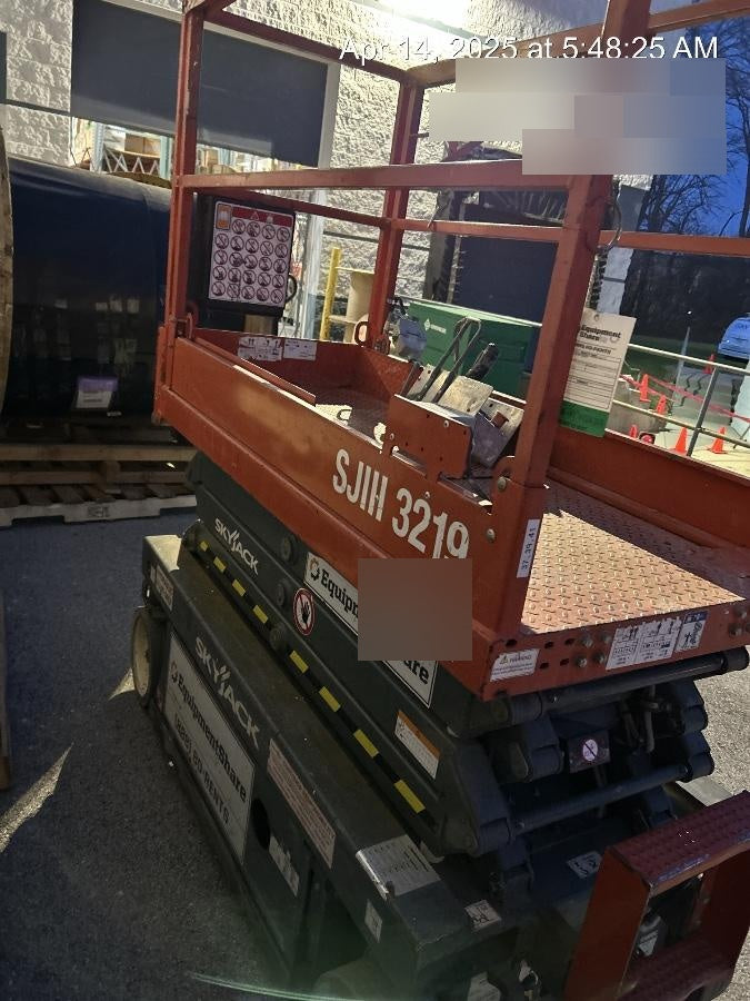 2019 Skyjack SJIII-3219 Solid NM Tires, Half height spring hinged entry gate, Dual Beacons, 800W Inverter