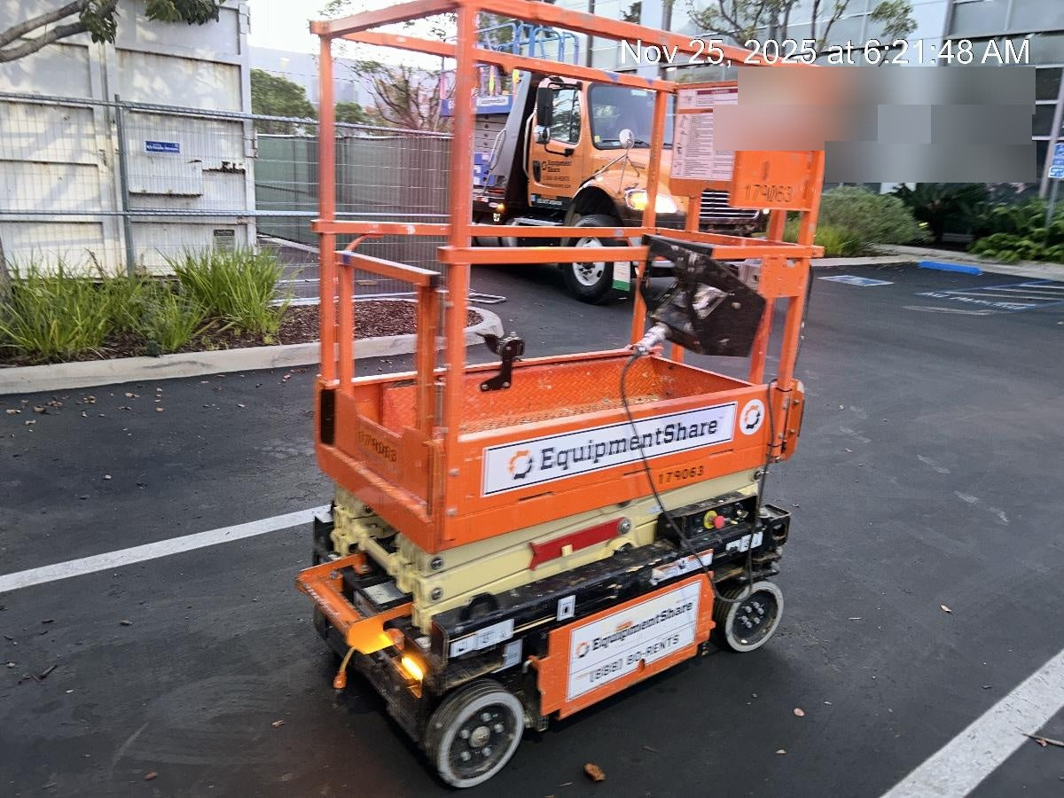 2021 JLG ES1330L