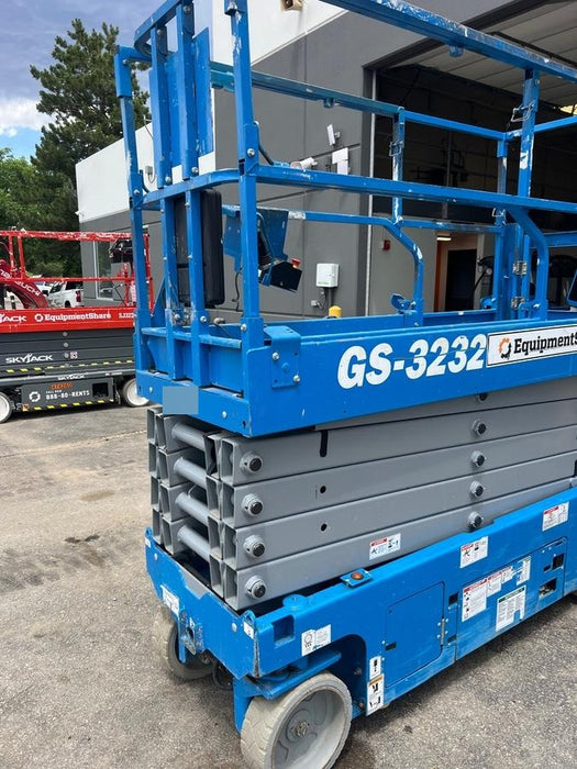 2019 Genie GS-3232 Folding rails with half height swing gate, 800 Amp Inverter