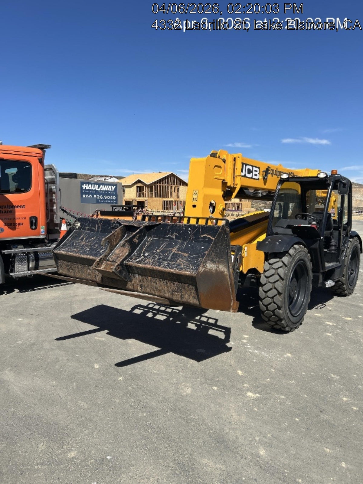 2022 JLG 1001100823