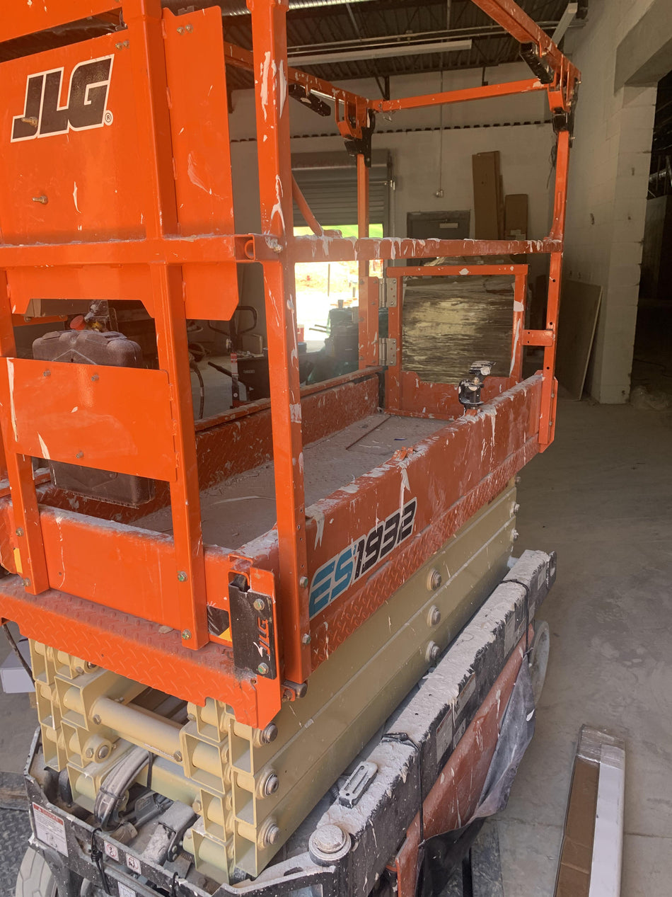 2022 JLG ES1932