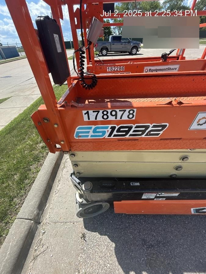 2021 JLG ES1932