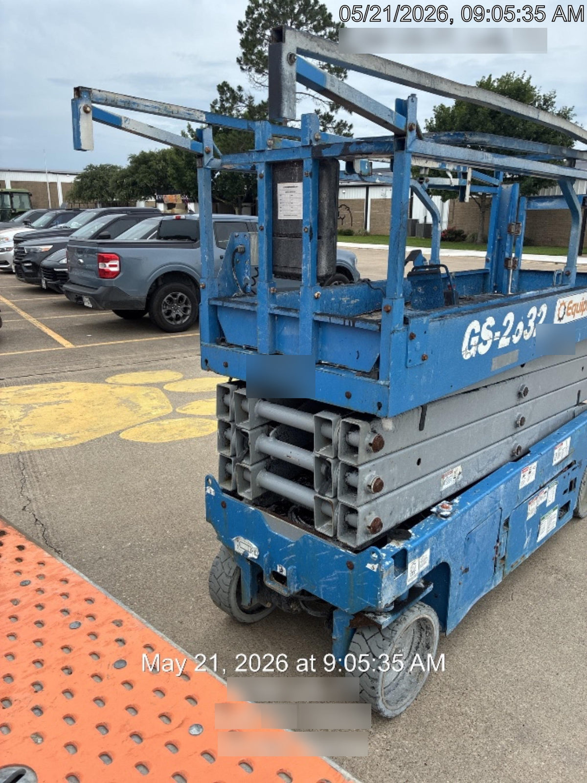 2019 Genie GS-2632 Folding rails with half height swing gate