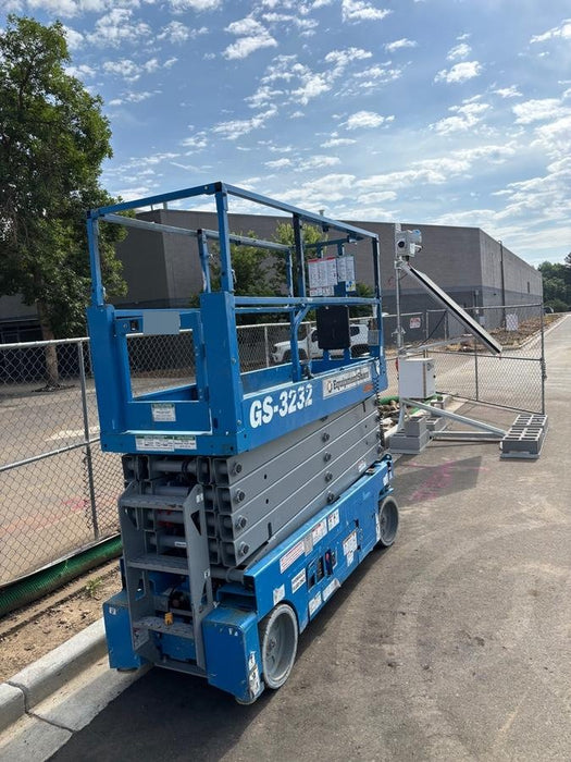 2019 Genie GS-3232 Folding rails with half height swing gate, 800 Amp Inverter