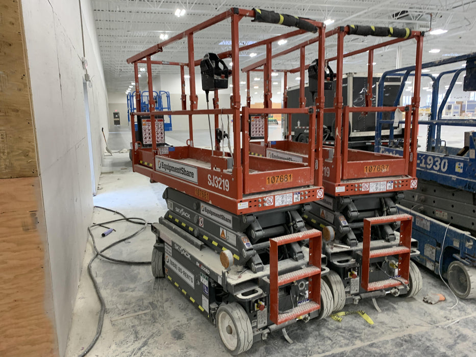 2020 Skyjack SJIII-3219 Solid NM Tires, Half height spring hinged entry gate, Dual Beacons, 800W Inverter