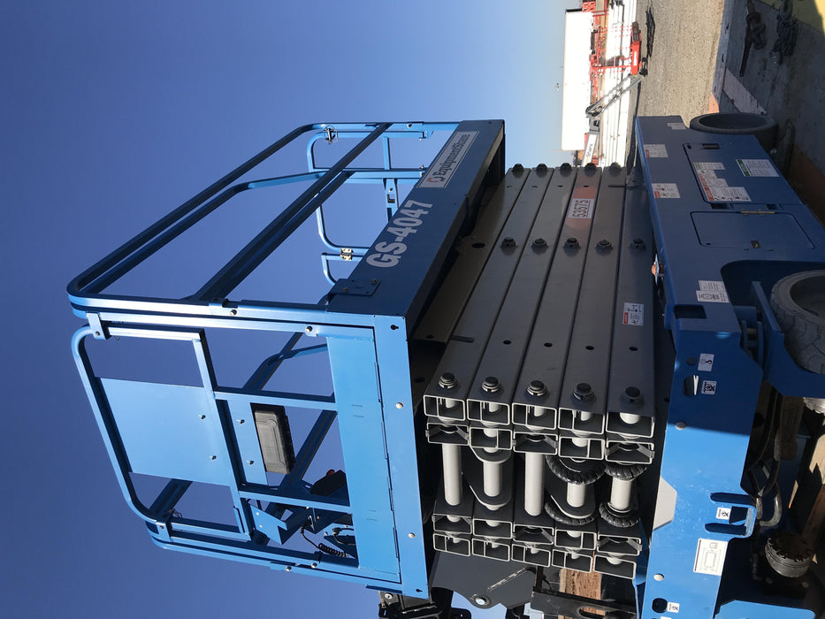 2019 Genie GS-4047 Folding rails with half height swing gate