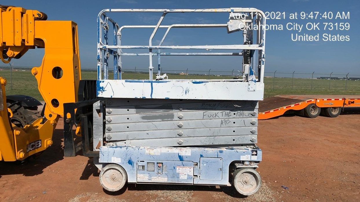 2019 Genie GS-4047 Folding rails with half height swing gate