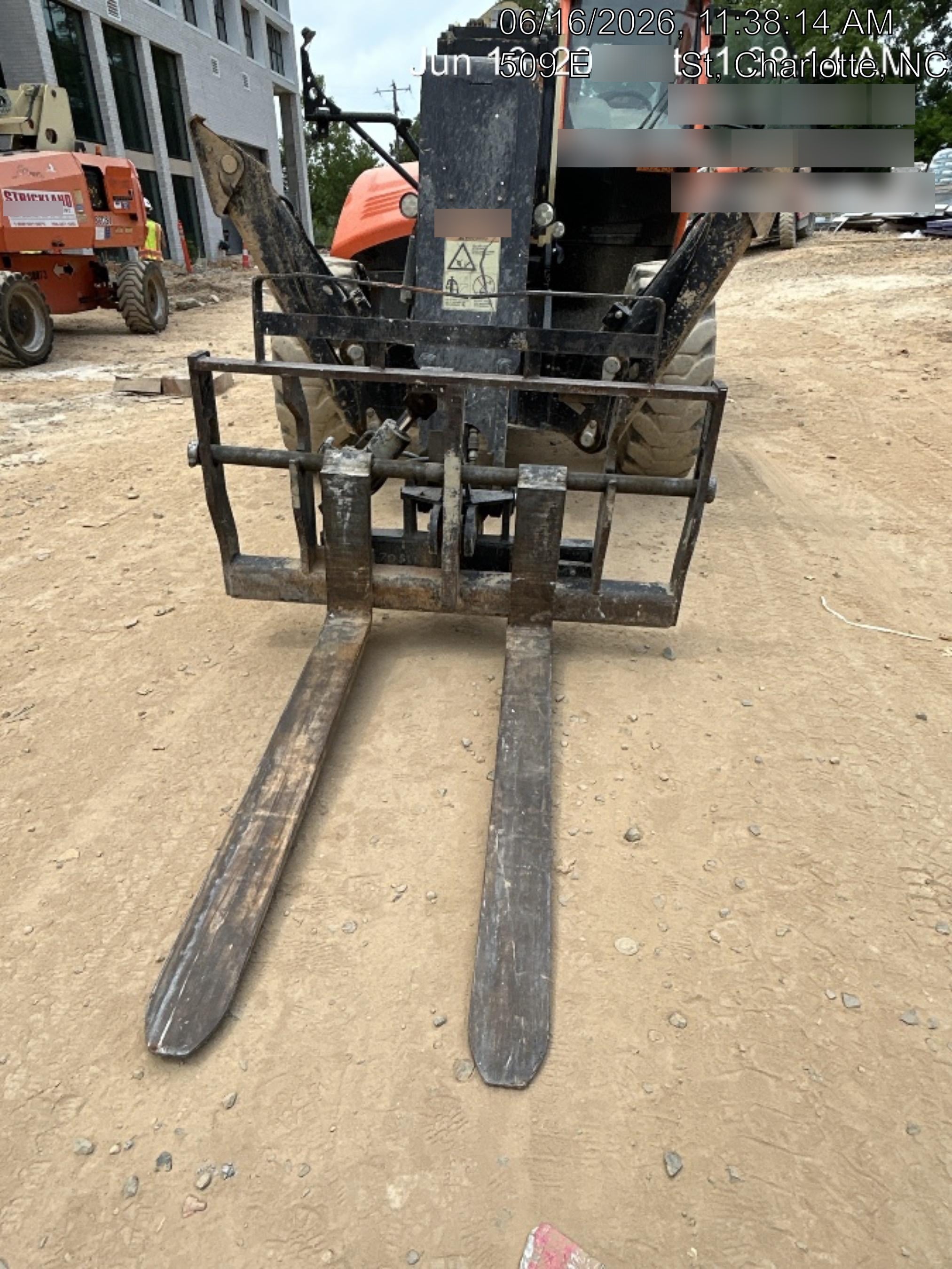 2021 JLG 1075